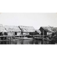 Packland, Cambodge. Maisons de pêcheurs. [légende d'origine]