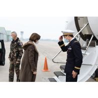 La ministre des Armées embarque à bord d'un avion Falcon 900B depuis la base aérienne 107 (BA 107) de Villacoublay.