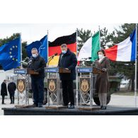 Allocution du Président roumain Klaus Iohannis aux côtés de son Premier ministre Nicolae Ciuca et de la ministre des Armées Florence Parly sur la base aérienne 57 Mihail-Kogălniceanu à Constanta, en Roumanie.