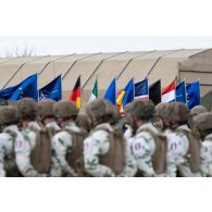 Rassemblement des soldats du 27e bataillon de chasseurs alpins (BCA) pour une cérémonie sur la base aérienne 57 Mihail-Kogălniceanu à Constanta, en Roumanie.