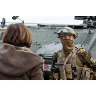 La ministre des Armées Florence Parly discute avec un soldat belge sur la base aérienne 57 Mihail-Kogălniceanu à Constanta, en Roumanie.