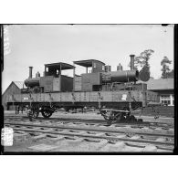 En gare d'Audruicq. Locomotives anglaises pour voies étroites sur plate-forme. 25-6-16. [légende d'origine]