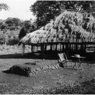 République centrafricaine, village de Guiné Koumba (entre Zemio et Bangassou), 1944. Tombe de chef (ethnie Voungala).