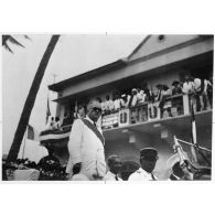 1947. Voyage du président Auriol en Afrique. Le président sortant du gouvernement de la Mauritanie à l'issue de la réception en son honneur.