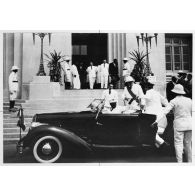 Dakar, 1947. Voyage du président Vincent Auriol en Afrique. Le président Vincent Auriol, sortant de l'IFAN (Institut Français d'Afrique Noire).
