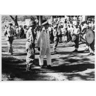 1961. Défilé du 14 juillet à Mohéli en présence de l'administrateur J. Jejou avec participation de soldats comoriens.