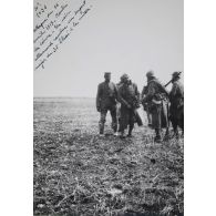N° 1036. Attaque du 16 avril 1917. Moulin de Loivre. Un noir allemand ramène un sergent major du 35 blessé à la cuisse. [légende d'origine]