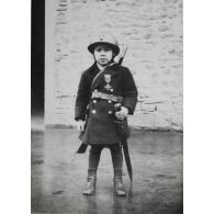 N[umér]o 879. Chessy les Mines. 7 janvier 1917. Joseph n'a pas l'air d'apprécier l'uniforme militaire |...]. [légende d'origine]