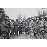 955. Villers. Groupe franco-russe. 14 mars 1917. 11 h. S.m.f. [légende d'origine]