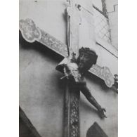 N[umér]o 1582. Rumbeke. Christ de l'église. 23 octobre 1918 [...]. [légende d'origine]