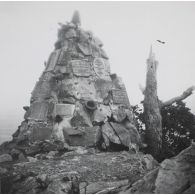 1933. Hartmannsweilerkopf. 12 sept. Monument du 8e Bavarois. [légende d'origine]