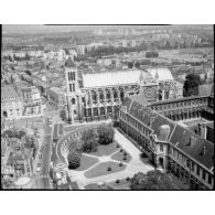 Saint-Denis (93). La maison de la Légion d'Honneur et la basilique de Saint-Denis.