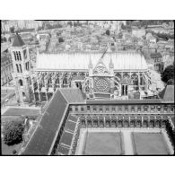 Saint-Denis (93). Gros plan sur la basilique de Saint-Denis et la cour de la Maison de la Légion d'Honneur.