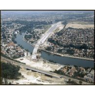 Joinville-le-Pont (94). Vue sur le passage de la Marne par l'autoroute A4.