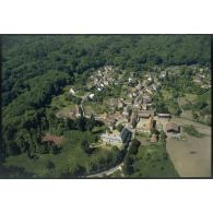 Nerville-la-Forêt (95). Vue générale sur le village et, au premier plan, le domaine de Carnelle.