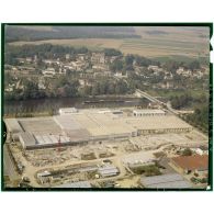 Méry-sur-Oise/Auvers-sur-Oise (95). Au premier plan, l'usine des eaux à Méry, au second plan, l'Oise et au troisième plan, Auvers.