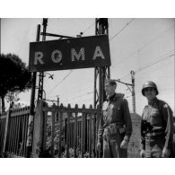 La campagne d'Italie : les troupes de la VIe armée américaine commandées par le général Clark libèrent Rome.