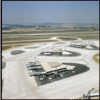 Roissy-en-France (95). Aéroport de Paris-Nord en construction : alvéoles d'arrivée.