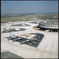 Roissy-en-France (95). Aéroport de Paris-Nord en construction : alvéoles d'arrivée.