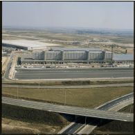 Roissy-en-France (95). Aéroport de Paris-Nord en construction : bâtiment administratif.