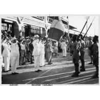 Cameroun, 8 octobre 1940. Le colonel Leclerc, en retrait et à la droite du général De Gaulle, lors de la remise d'un drapeau au 1er régiment de tirailleurs du Cameroun (1er RTC).