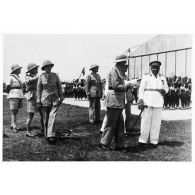 Brazzaville, 1942. De gauche à droite : le général Leclerc, le général De Gaulle et le Gouverneur général de l'AEF Félix Eboué à Brazzaville, capitale de la France libre.