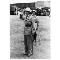 Cameroun, avril 1942. Le général de brigade Leclerc arrive à Douala accueilli par le colonel Ingold.