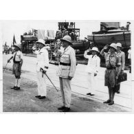 Cameroun, 8 octobre 1940. Le colonel Leclerc débarque avec le général De Gaulle au port de Douala.