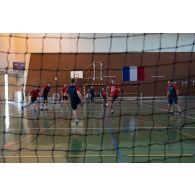 Des pilotes de la Patrouille de France disputent une partie de football au gymnase Agnel de la base aérienne (BA) 701 de Salon-de-Provence.