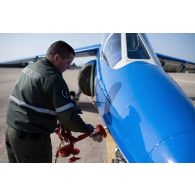 Un mécanicien alimente un avion Alphajet de la Patrouille de France pour le premier vol de la journée sur la base aérienne (BA) 701 de Salon-de-Provence.