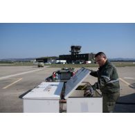 Un mécanicien range le matériel de maintenance des avions Alphajet de la Patrouille de France pour le premier vol de la journée sur la base aérienne (BA) 701 de Salon-de-Provence.