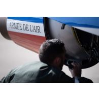 Un mécanicien prépare un avion Alphajet de la Patrouille de France pour le premier vol de la journée sur la base aérienne (BA) 701 de Salon-de-Provence.