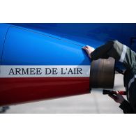 Un mécanicien vérifie le réacteur d'un avion Alphajet de la Patrouille de France pour le premier vol de la journée sur la base aérienne (BA) 701 de Salon-de-Provence.