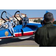 Le commandant Aurélien pose aux côtés du sergent-chef Romain, son mécanicien, sur son avion Alphajet pour une séance photo sur la base aérienne (BA) 701 de Salon-de-Provence.