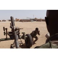 Des soldats maliens suivent une instruction au tir de mortier 120 mm rayé tracté (MO 120 RT) du 93e régiment d'artillerie (RAM) sur la base de Tessalit, au Mali.