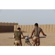 Des artilleurs du 93e régiment d'artillerie de montagne (RAM) déploient les ailes d'un système de mini drone de reconnaissance (SMDR) sur la base de Tessalit, au Mali.