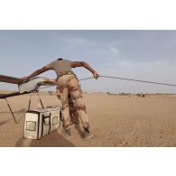Des artilleurs du 93e régiment d'artillerie de montagne (RAM) mettent en place le dispositif de catapultage d'un système de mini drone de reconnaissance (SMDR) avant son lancement sur la base de Tessalit, au Mali.
