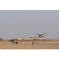 Catapultage d'un système de mini drone de reconnaissance (SMDR) depuis la base de Tessalit, au Mali.