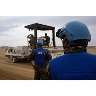 L'opérateur vidéo Quentin se poste à bord d'un rouleau compacteur pour filmer le terrassement d'une piste par les casques bleus, au Mali.