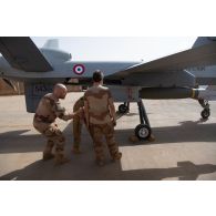 L'opérateur vidéo Quentin filme l'entretien d'un drone Reaper par un mécanicien armement opérationnel de l'escadron de drones 1/33 Belfort sur la base aérienne projetée (BAP) de Niamey, au Niger.