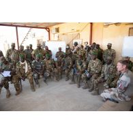 Le général de brigade Oumar Diarra assiste à une présentation du centre de formation de la base de Tessalit, au Mali.