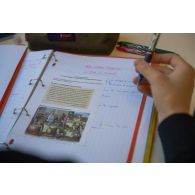 Un élève prend des notes lors d'un cours d'histoire-géographie au lycée militaire d'Aix-en-Provence.