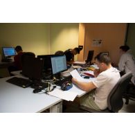 Des élèves révisent dans une salle informatique du lycée militaire d'Aix-en-Provence.