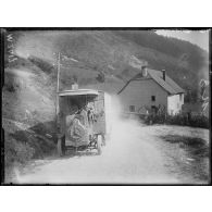 Sur la route de Le Rudlin à Le Valtin dans les Vosges, un autobus transportant du ravitaillement. [légende d'origine]