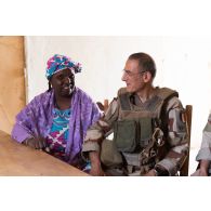 Un aumônier musulman discute avec la présidente de l'institut des jeunes aveugles (IJA) de Gao, au Mali.