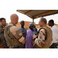 Un aumônier musulman accompagné d'élémens de coopération civilo-militaire (CIMIC) discute avec les responsables de l'institut des jeunes aveugles (IJA) de Gao, au Mali.