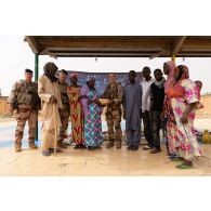 Un aumônier musulman accompagné du chef d'une équipe de coopération civilo-militaire (CIMIC) remet des denrées alimentaires à l'institut des jeunes aveugles (IJA) de Gao, au Mali.