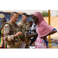 Un aumônier musulman discute avec une élève de l'institut des jeunes aveugles (JIA) de Gao, au Mali.