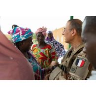 Un aumônier musulman discute avec des membres de l'institut des jeunes aveugles (IJA) de Gao, au Mali.