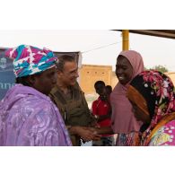 Un aumônier musulman discute avec une élève de l'institut des jeunes aveugles (JIA) de Gao, au Mali.